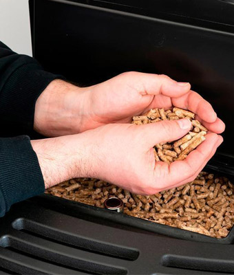 Estufa de pellet disponible en Sinergies Mallorca: diseño moderno y eficiente.