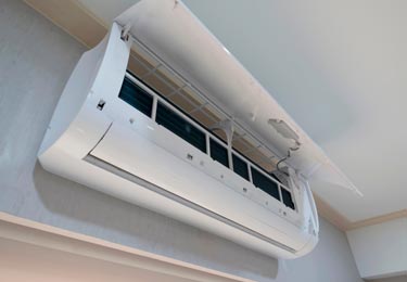 Instalación de sistema de aire acondicionado Split y fancoil por Sinergies Mallorca para climatización en frío